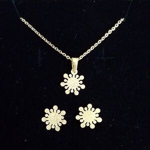 GOLD TONE NECKLACE EARRING SET